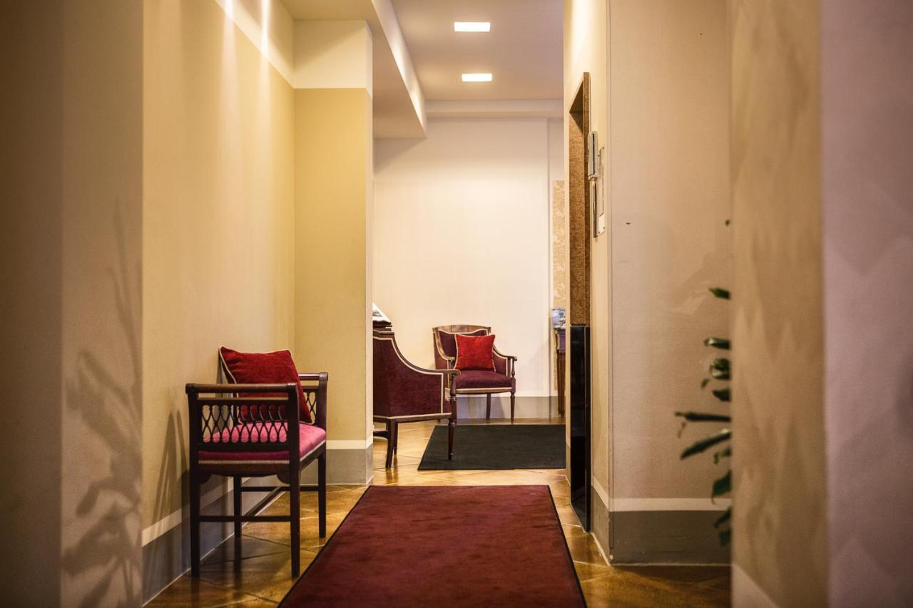 Hotel Piccola Vela Дезенцано-дель-Гарда Экстерьер фото