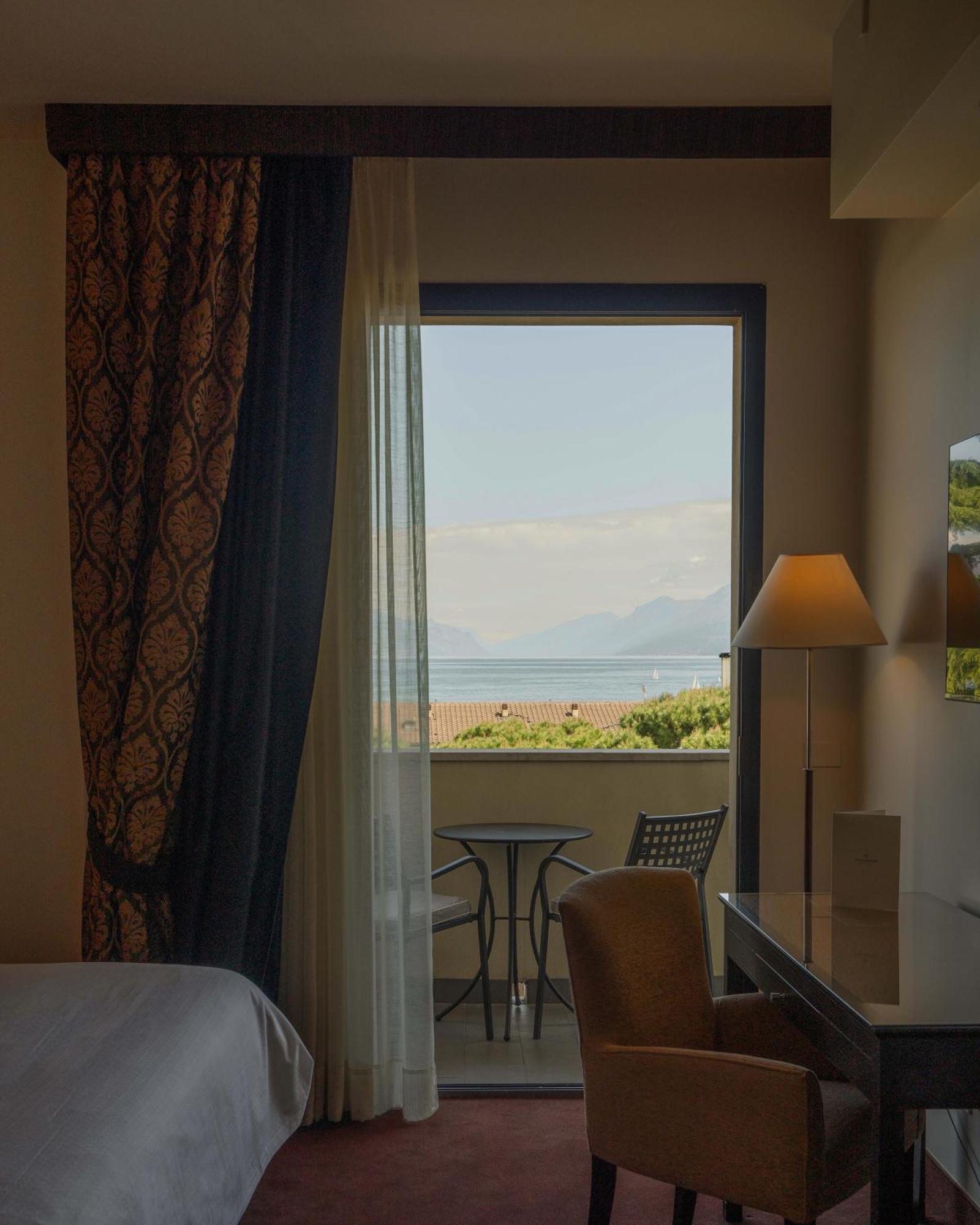 Hotel Piccola Vela Дезенцано-дель-Гарда Экстерьер фото